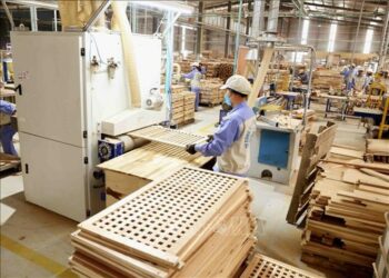 Investors and investors establish wooden furniture manufacturing enterprises