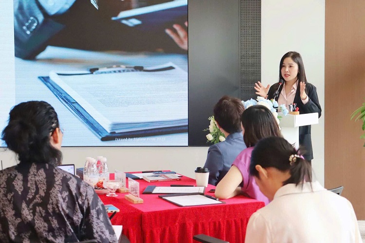 Dr. Lawyer Le Thi Dung Visits and Works with ZhiHeng Law Firm Dr. Le Thi Dung delivered a comprehensive and insightful presentation on investment laws and the investment environment in Vietnam