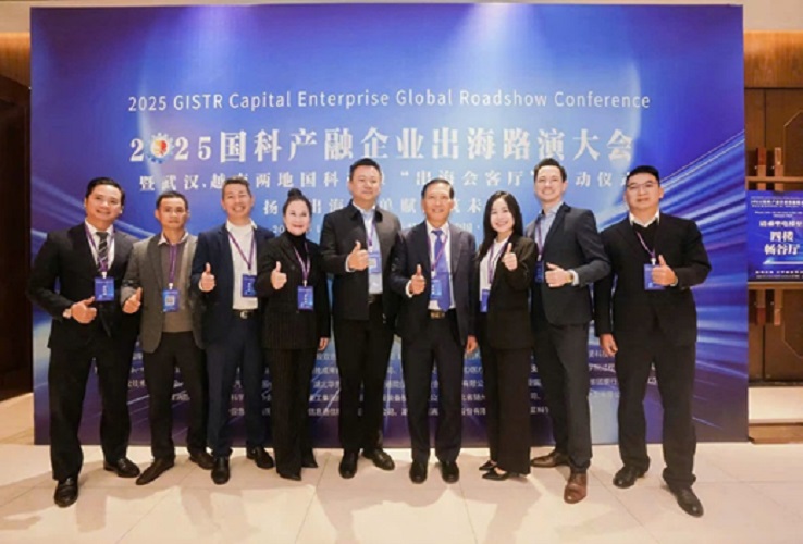 Dr. Le Thi Dung together with partners in China.