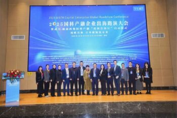 Dr., Lawyer Le Thi Dung together with distinguished delegates at the 2025 National Science Enterprise Roadshow – Manufacturing & Finance Going Global Conference.