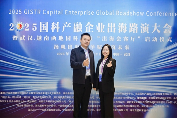 Dr. Le Thi Dung with Chinese partner.