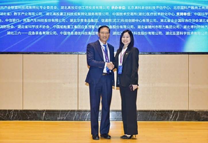 Dr., Lawyer Le Thi Dung shaking hands with a Chinese partner