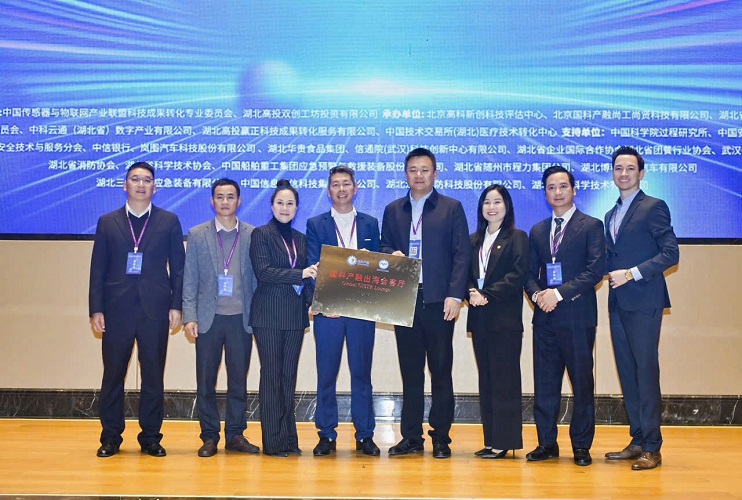 Dr., Lawyer Le Thi Dung together with Vietnamese and Chinese managers